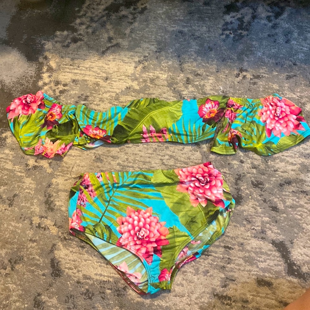 Flowery baiting suit 🌺🌸